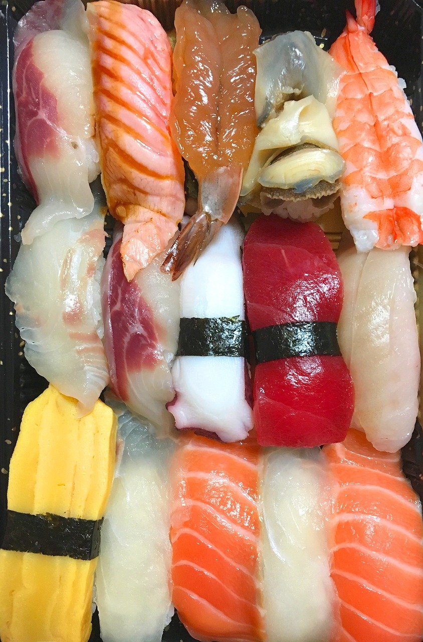 entdecken sie k&ouml;stliche sushi-variationen, frisch zubereitet mit hochwertigen zutaten. genie&szlig;en sie authentischen geschmack und kreative kombinationen in jeder rolle.