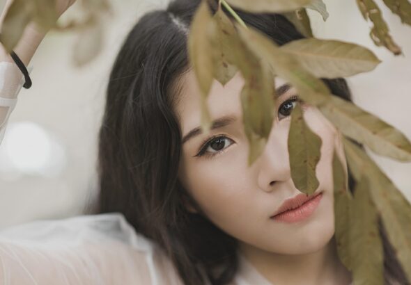 entdecken sie herbstliches make-up f&uuml;r warme, nat&uuml;rliche looks mit den sch&ouml;nsten farben der saison. perfekt f&uuml;r den goldenen herbst.