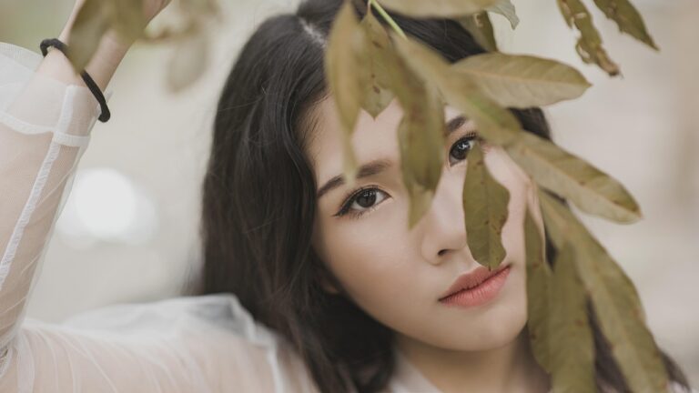 entdecken sie herbstliches make-up f&uuml;r warme, nat&uuml;rliche looks mit den sch&ouml;nsten farben der saison. perfekt f&uuml;r den goldenen herbst.